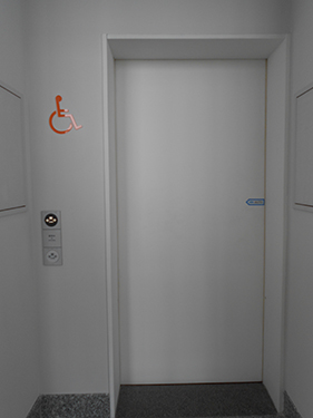 16. Cửa toilet dành cho người khuyết tật.JPG